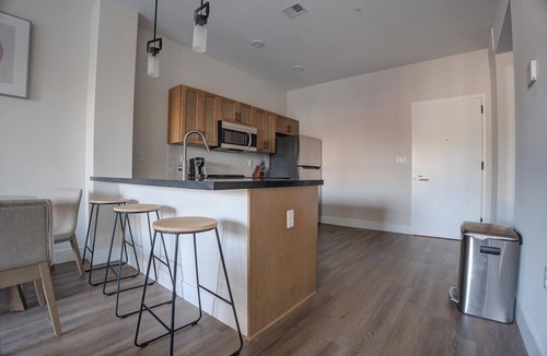 Kensington Apartment | Landing | Spectacular 1BD, Rooftop Lounge