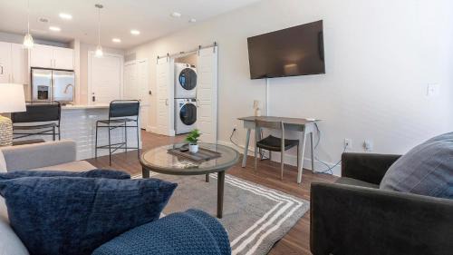 Wetmore Apartment | Landing Spectacular 1BD Pool Yoga Studio