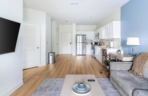 Bellview Apartment | Landing | Spectacular 1BD, Gym, Pool