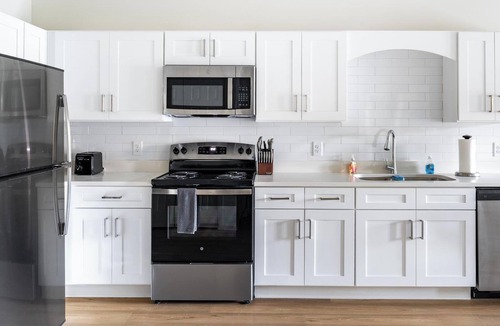 Bellview Apartment | Landing | Spectacular 1BD, Gym, Pool