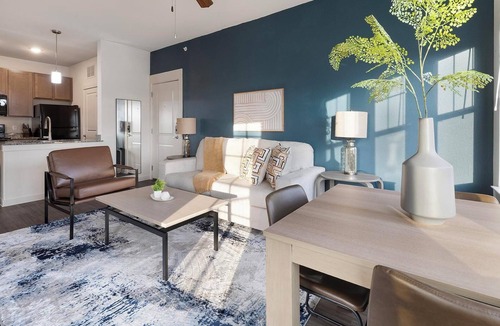 Lockhart Apartment | Landing | Spectacular 1BD, Gym, Pool