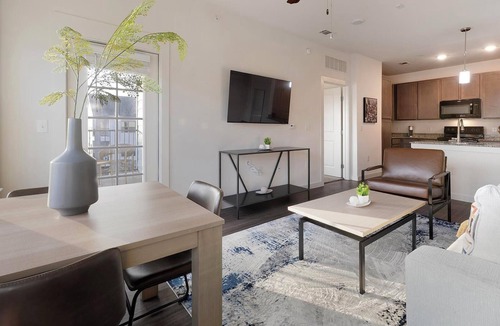 Lockhart Apartment | Landing | Spectacular 1BD, Gym, Pool