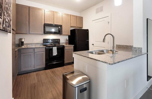 Lockhart Apartment | Landing | Spectacular 1BD, Gym, Pool
