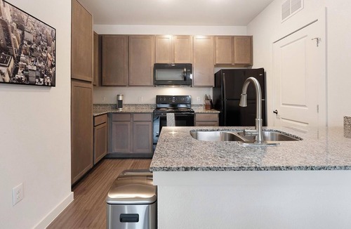 Lockhart Apartment | Landing | Spectacular 1BD, Gym, Pool