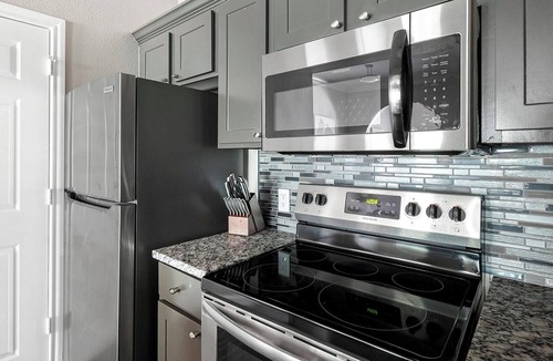 Richmond Apartment | Landing | Spectacular 1BD, Pool, Gym