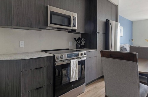 MLK Apartment | Landing | Spectacular 1BD, Gym, Courtyard