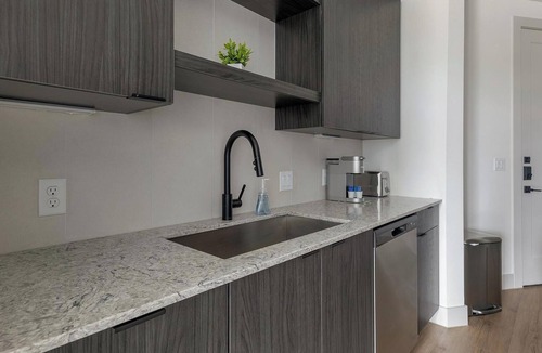 MLK Apartment | Landing | Spectacular 1BD, Gym, Courtyard