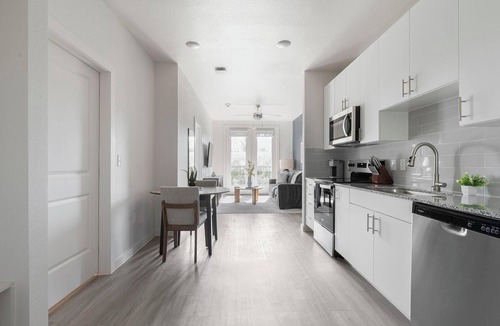 Sweetbriar Apartment | Landing | Spectacular 1BD, Pool, Gym