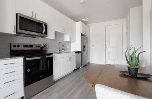 Sweetbriar Apartment | Landing | Spectacular 1BD, Pool, Gym