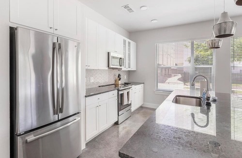 Old East Dallas Apartment | Landing | Spectacular 1BD, Gym, Clubhouse