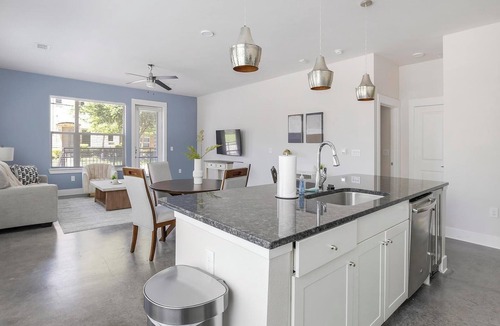 Old East Dallas Apartment | Landing | Spectacular 1BD, Gym, Clubhouse