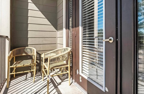 Barker Apartment | Landing | Spectacular 1BD, Gym, Courtyard