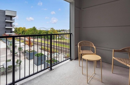 Pinch District Apartment | Landing | Spectacular 1BD, Pool, Gym