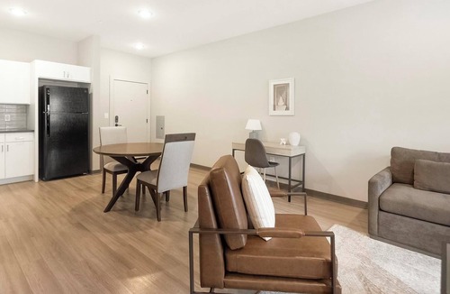 Pinch District Apartment | Landing | Spectacular 1BD, Pool, Rooftop Lounge