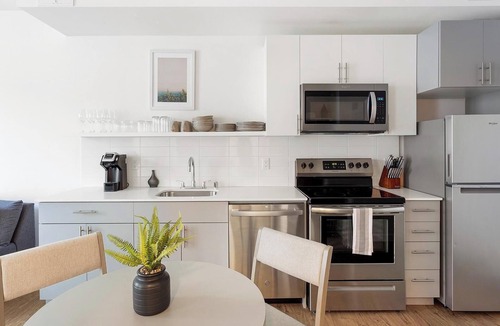 Mann Apartment | Landing | Spectacular 1BD, Rooftop Lounge