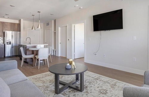 Seguin Apartment | Landing | Spectacular 1BD, Gym, Pool