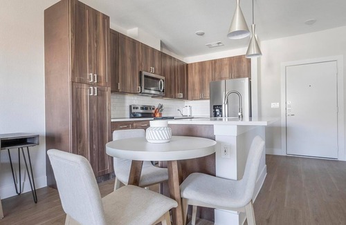 Seguin Apartment | Landing | Spectacular 1BD, Gym, Pool