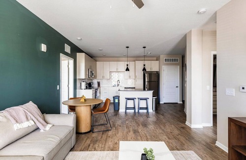 Kenton Apartment | Landing | Spectacular 2BD, Gym, Pool