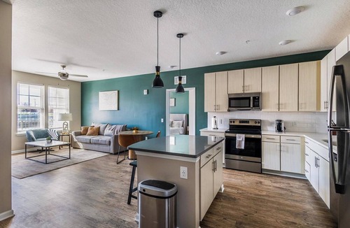 Kenton Apartment | Landing | Spectacular 2BD, Gym, Pool