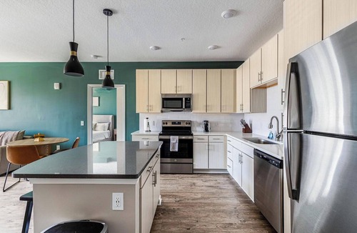 Kenton Apartment | Landing | Spectacular 2BD, Gym, Pool