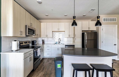 Kenton Apartment | Landing | Spectacular 2BD, Gym, Pool