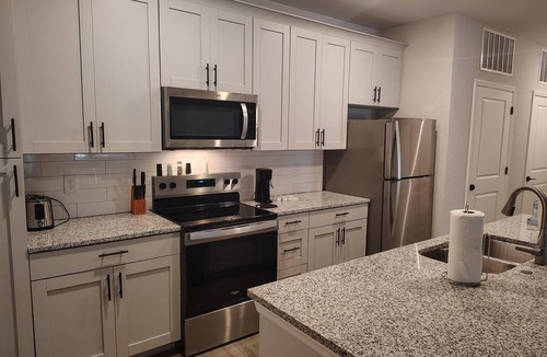 Newberry Apartment | Landing | Spectacular 2BD, Gym, Pool