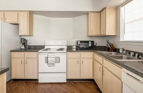 Southbelt/Ellington Apartment | Landing | Spectacular 2BD, Pool, Game Room