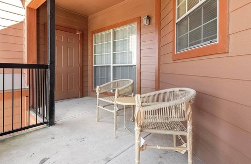 Southbelt/Ellington Apartment | Landing | Spectacular 2BD, Pool, Game Room