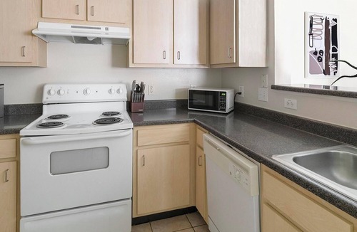 Southbelt/Ellington Apartment | Landing | Spectacular 2BD, Clubhouse, Pool
