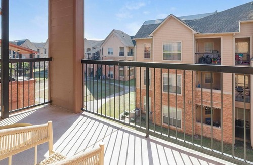 Southbelt/Ellington Apartment | Landing | Spectacular 2BD, Clubhouse, Pool