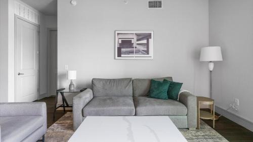 Houston Apartment | Landing Spectacular 2BD Gym Pool