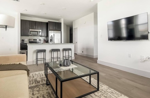 Manor Apartment | Landing | Spectacular 2BD, Pool, Gym