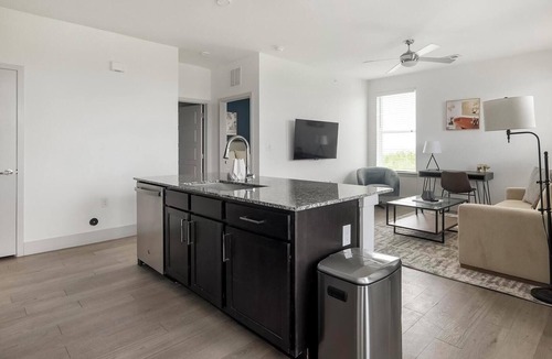 Manor Apartment | Landing | Spectacular 2BD, Pool, Gym
