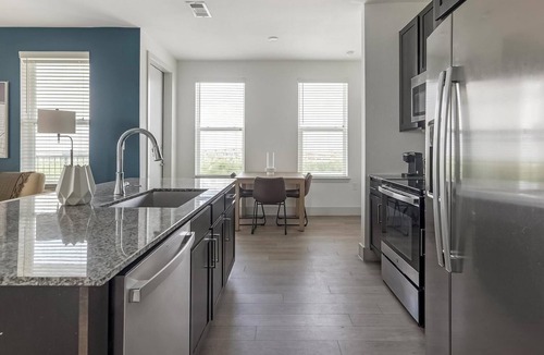 Manor Apartment | Landing | Spectacular 2BD, Pool, Gym