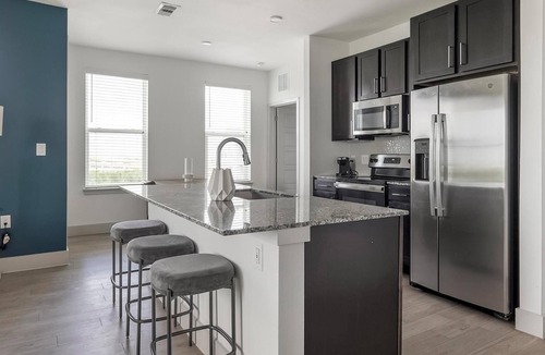 Manor Apartment | Landing | Spectacular 2BD, Pool, Gym