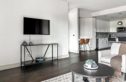 Houston Apartment | Landing | Spectacular 2BD, Pool, Gym