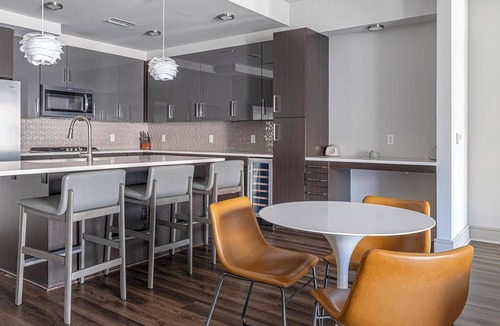 Houston Apartment | Landing | Spectacular 2BD, Pool, Gym