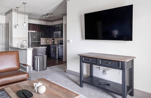 George Bush Park/Eldridge Apartment | Landing | Spectacular 2BD, Gym, Pool