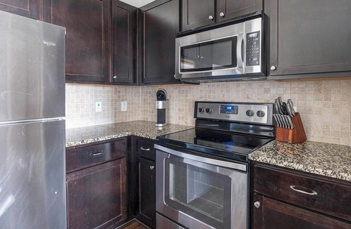 George Bush Park/Eldridge Apartment | Landing | Spectacular 2BD, Gym, Pool