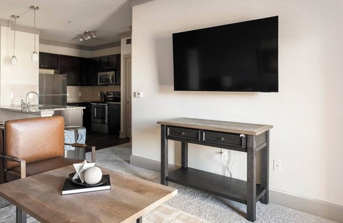 George Bush Park/Eldridge Apartment | Landing | Spectacular 2BD, Gym, Pool