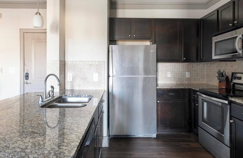 George Bush Park/Eldridge Apartment | Landing | Spectacular 2BD, Gym, Pool