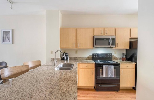 New Pathways Apartment | Landing | Spectacular 2BD, Pool, Gym