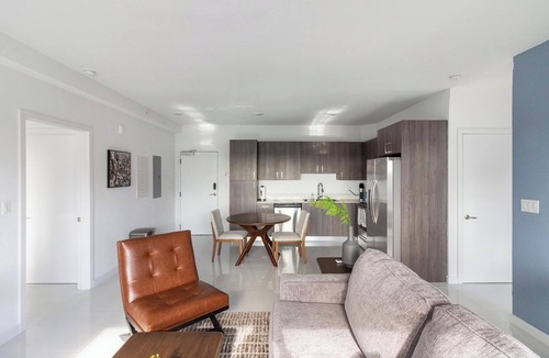Naranja Apartment | Landing | Spectacular 2BD, Pool, Gym