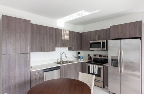 Naranja Apartment | Landing | Spectacular 2BD, Pool, Gym
