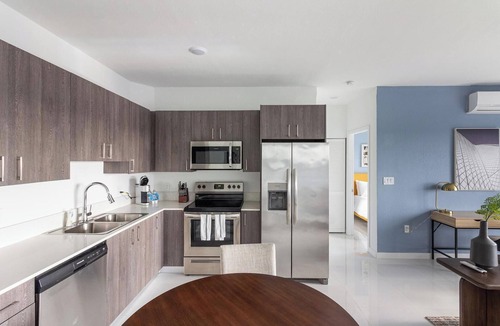 Naranja Apartment | Landing | Spectacular 2BD, Pool, Gym