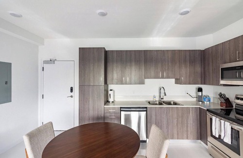 Naranja Apartment | Landing | Spectacular 2BD, Pool, Gym
