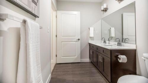 Vernon Apartment | Landing Spectacular 2BD Yoga Studio Game Room