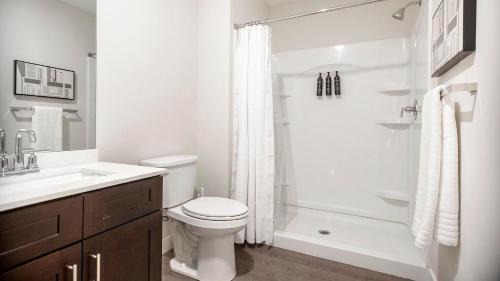 Vernon Apartment | Landing Spectacular 2BD Yoga Studio Game Room