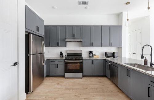 Denton Apartment | Landing Spectacular 3BD Clubhouse Courtyard