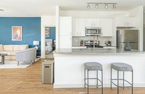 Waller Apartment | Landing | Spectacular 3BD, Pool, Gym